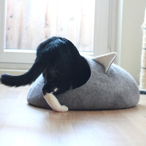 Pets bed. Cat bed with ears. Pet lovers gift. Felt cat cave. image 2