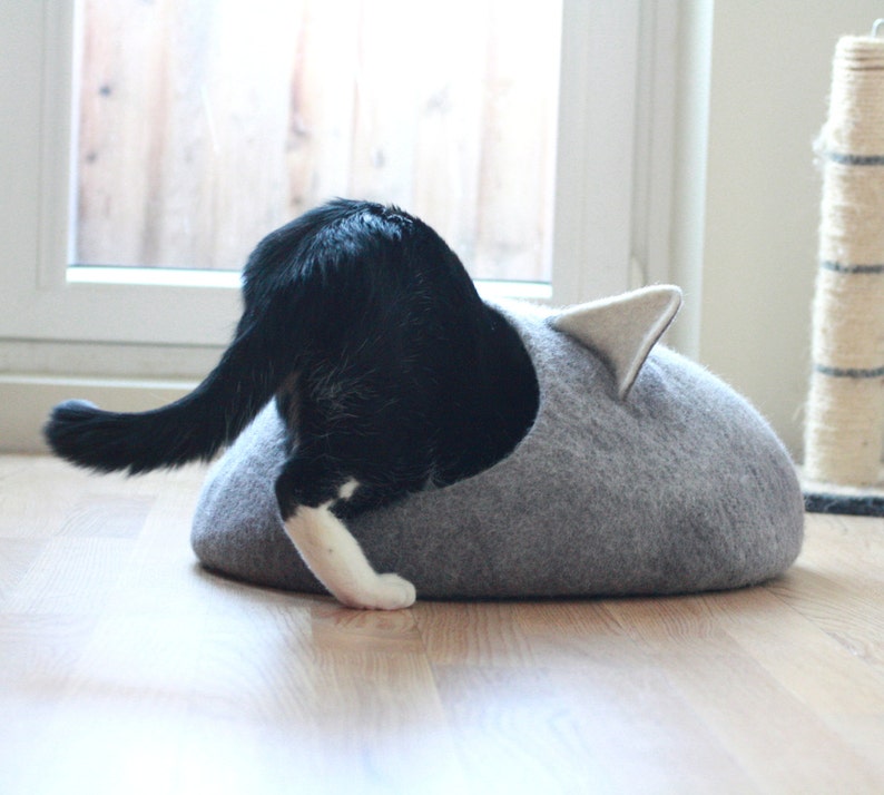 Pets bed. Cat bed with ears. Pet lovers gift. Felt cat cave. image 2