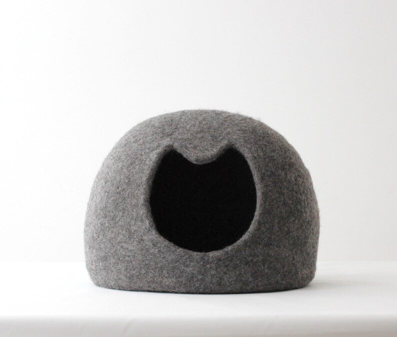 Casa para mascotas con cuna cueva y cama para gatos de color gris natural. Regalo para gato. Casa para gatos de lana de fieltro. imagen 3