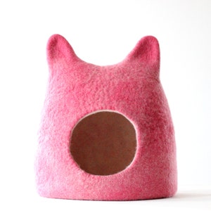 Cat shaped cat bed in pink. Gift for cat lovers. Wool cat bed. Valentines gift love image 2