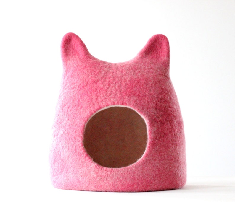 Cat shaped cat bed in pink. Gift for cat lovers. Wool cat bed. Valentines gift love image 2