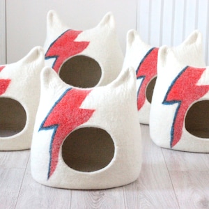 Ziggy Stardust Cat bed. Aladdin Sane cat bed. Bowie cat cave. Wool cat house. Gift for pets. image 10