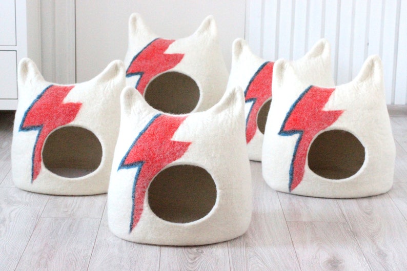 Ziggy Stardust Cat bed. Aladdin Sane cat bed. Bowie cat cave. Wool cat house. Gift for pets. image 10
