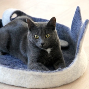 Cat bed. Pet holiday. Cat cave. Cat lover gift. Felt cat bed