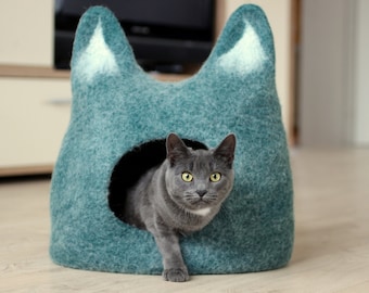 Emerald cat bed.Felt  Cat cave. Cat house. Pet holiday.