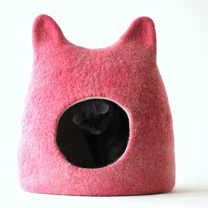 Cat shaped cat bed in pink. Gift for cat lovers. Wool cat bed. Valentines gift love image 4