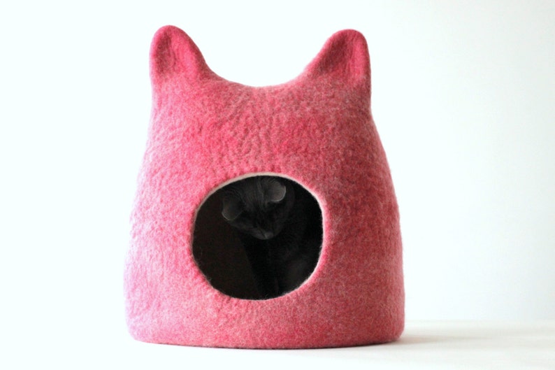 Cat shaped cat bed in pink. Gift for cat lovers. Wool cat bed. Valentines gift love image 4