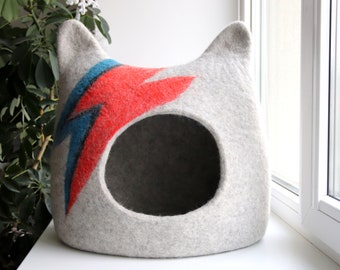 Size L ready to ship. Aladdin Sane cat bed. Light grey Ziggy Stardust Cat bed. Cat bed with ears. Small dog bed.