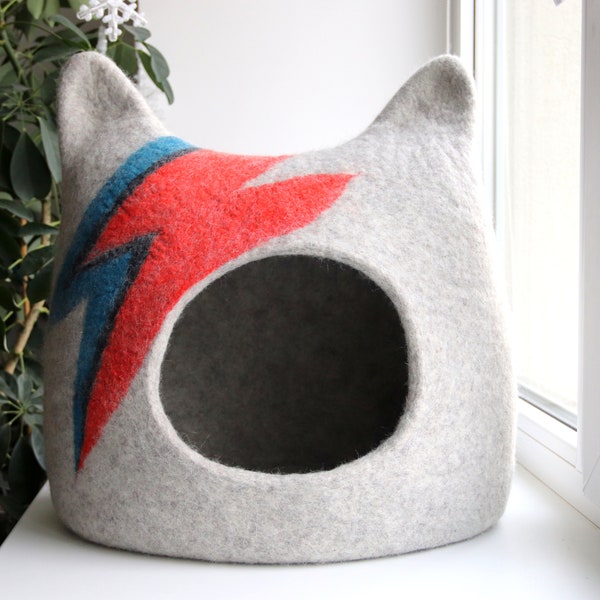 Size L ready to ship. Aladdin Sane cat bed. Light grey Ziggy Stardust Cat bed. Cat bed with ears. Small dog bed.