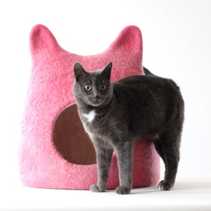 Cat shaped cat bed in pink. Gift for cat lovers. Wool cat bed. Valentines gift love image 1