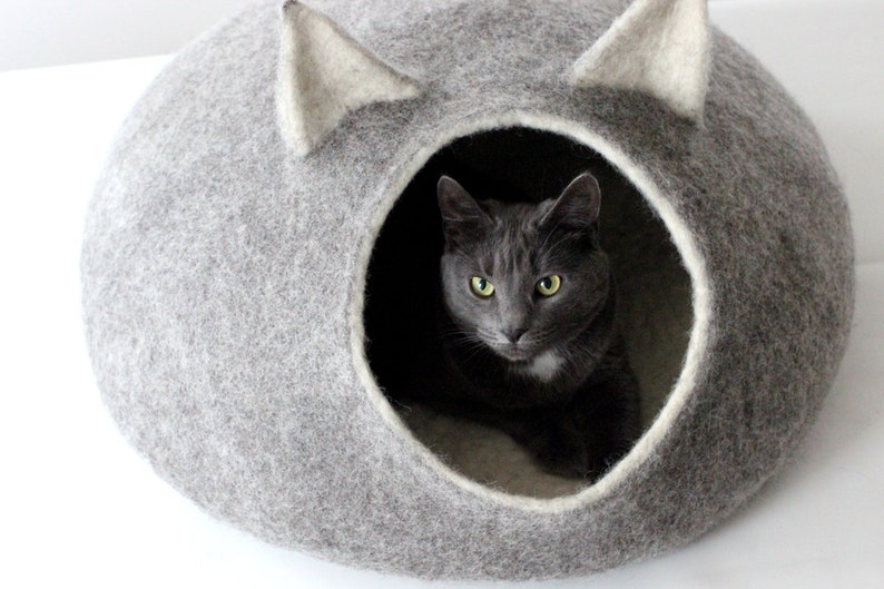 Cat bed with ears, wool cat cave cot. Cat house, cat nap. Natural grey pet bedding furniture. image 2