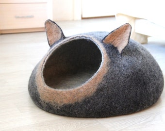 Kleiner Hundebett aus Naturwolle in schwarz braun mit naturweiß. Haustierbett mit Ohren.