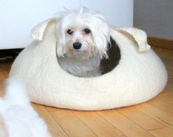 Haustierbett / Hundebett - Hundehöhle - kleine Hundehütte - umweltfreundliches handgefertigtes gefilztes Hundebett - naturweiß mit lockigen Ohren