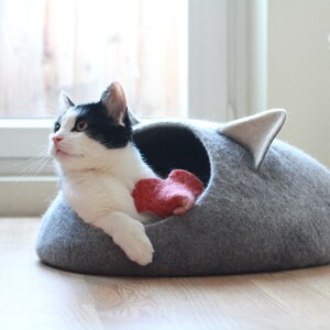 Pets bed. Cat bed with ears. Pet lovers gift. Felt cat cave. image 4