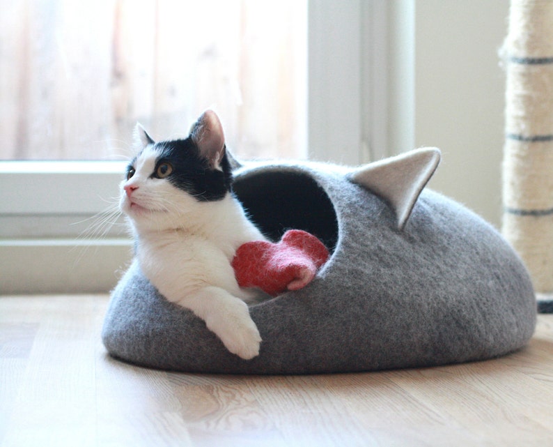 Pets bed. Cat bed with ears. Pet lovers gift. Felt cat cave. image 4