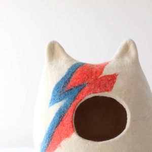 Ziggy Stardust Cat bed. Aladdin Sane cat bed. Bowie cat cave. Wool cat house. Gift for pets. image 8