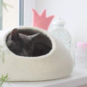 Pet bed PRINCESS. Cat house. Felt cat cave. Gift for pet lovers. image 1