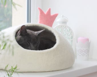 Pet bed PRINCESS. Cat house. Felt cat cave. Gift for pet lovers.