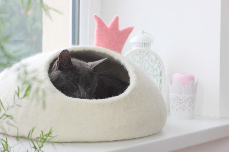 Pet bed PRINCESS. Cat house. Felt cat cave. Gift for pet lovers. image 1