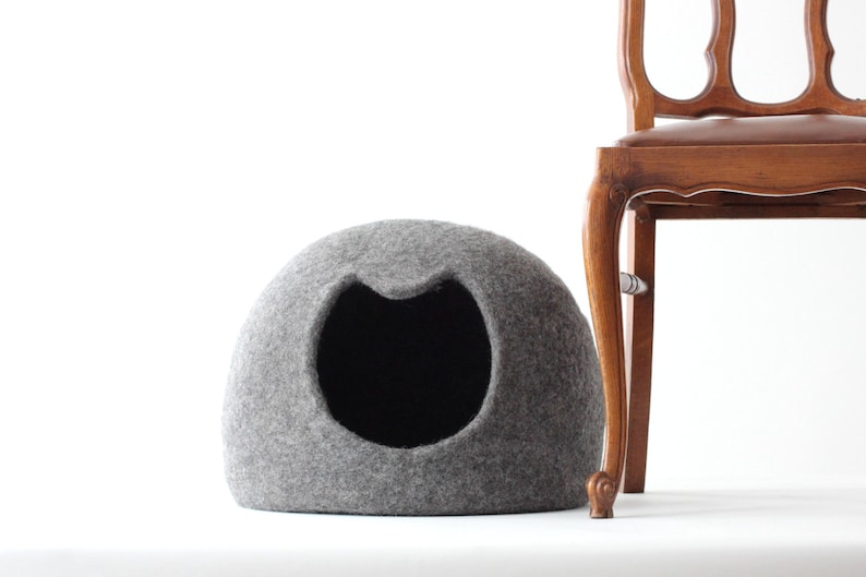 Casa para mascotas con cuna cueva y cama para gatos de color gris natural. Regalo para gato. Casa para gatos de lana de fieltro. imagen 1