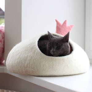 Pet bed PRINCESS. Cat house. Felt cat cave. Gift for pet lovers. image 7