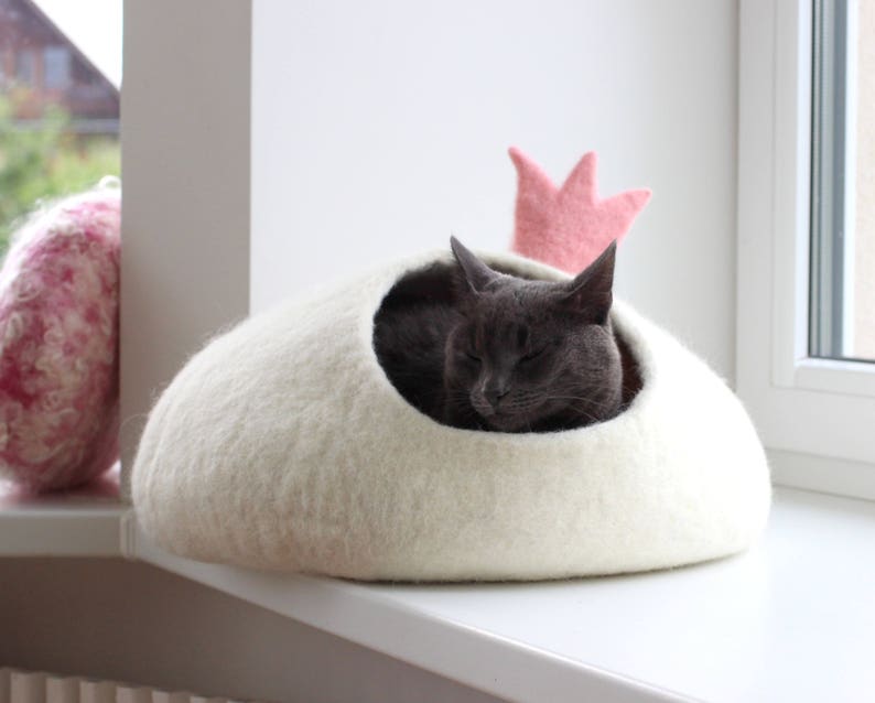 Pet bed PRINCESS. Cat house. Felt cat cave. Gift for pet lovers. image 7