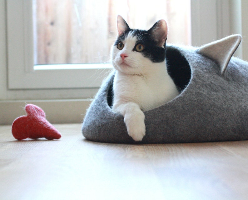 Pets bed. Cat bed with ears. Pet lovers gift. Felt cat cave. image 3