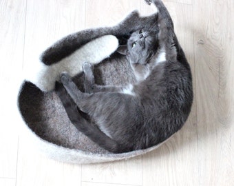 Cat mat from natural wool. Felt cat slepping place. Dark brown and white wool cat bed.