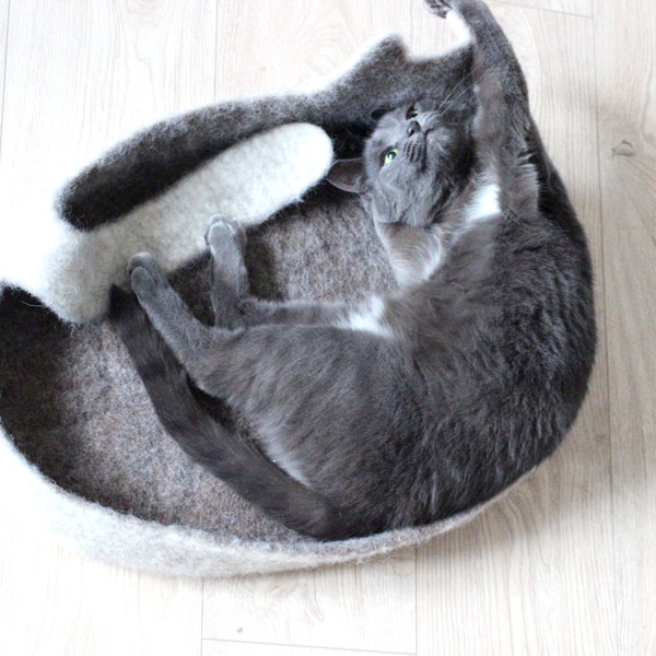 Cat mat from natural wool. Felt cat slepping place. Dark brown and white wool cat bed.