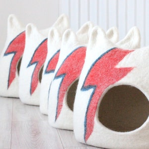 Ziggy Stardust Cat bed. Aladdin Sane cat bed. Bowie cat cave. Wool cat house. Gift for pets. image 9