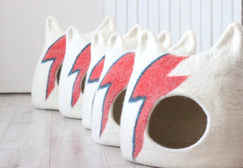 Ziggy Stardust Cat bed. Aladdin Sane cat bed. Bowie cat cave. Wool cat house. Gift for pets. image 9