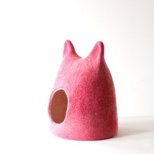 Cat shaped cat bed in pink. Gift for cat lovers. Wool cat bed. Valentines gift love image 3