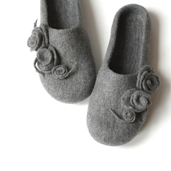 Women Houseshoes Cute House Slippers Valenki Bedroom Slippers Grey Slippers With Flowers Merino Wool Clogs Bride Slippers Wet Felted
