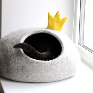Katzenkorb mit Krone. Natürliche graue Katzenhöhle. Kleine Hundehütte. Bild 1