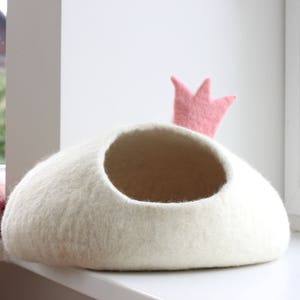 Pet bed PRINCESS. Cat house. Felt cat cave. Gift for pet lovers. image 8