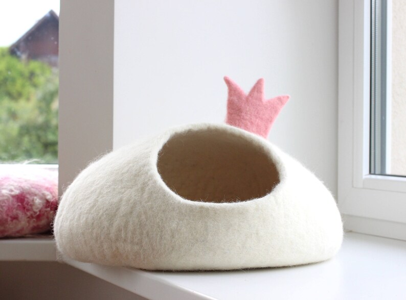 Pet bed PRINCESS. Cat house. Felt cat cave. Gift for pet lovers. image 8