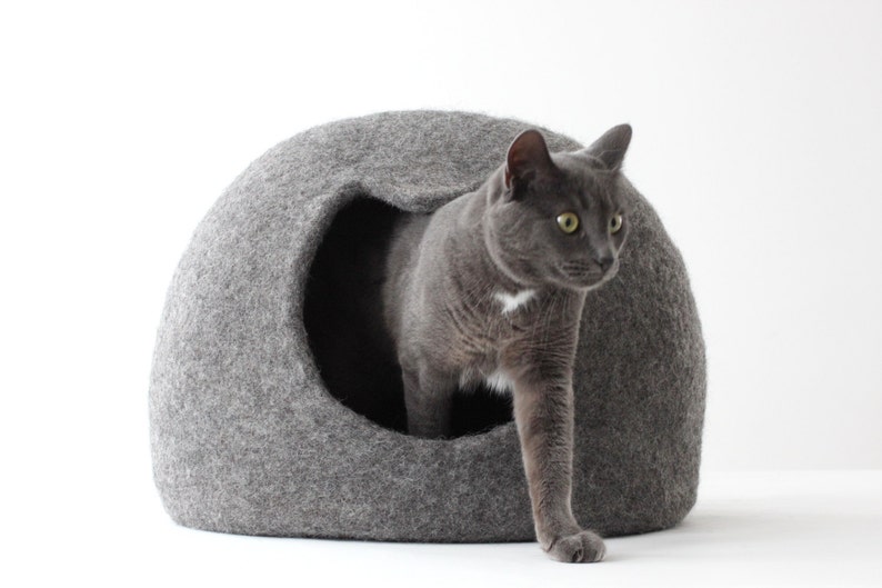 Casa para mascotas con cuna cueva y cama para gatos de color gris natural. Regalo para gato. Casa para gatos de lana de fieltro. imagen 4