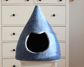 Blaues Katzenbett aus Wolle. Katzenhöhle aus Filz. Geschenk für Haustiere.