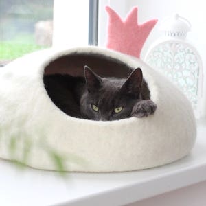 Pet bed PRINCESS. Cat house. Felt cat cave. Gift for pet lovers. image 2