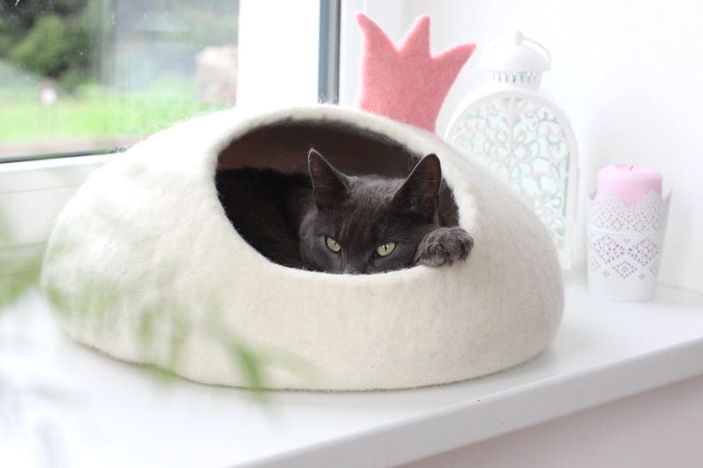 Pet bed PRINCESS. Cat house. Felt cat cave. Gift for pet lovers. image 2