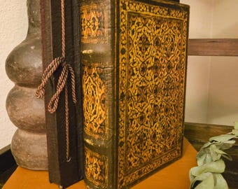 Coffret à livres vintage Arabesque | Motif géométrique marron foncé et or | Rangement secret | Fausse boîte à livres doublée de velours | Style Dark Academia