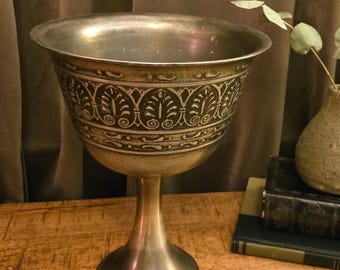 Calice vintage à grand pied | Bague à palmettes gravées | Argent et laiton | Style Dark Academia