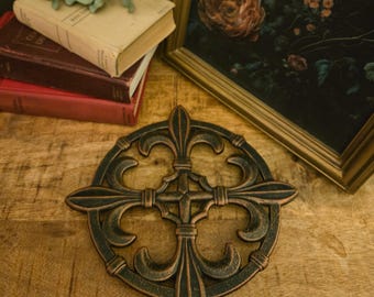 Fleur de Lis Round Trivet | Cast Metal Gothic Design | Copper-Bronze Finish | Kitchen or Wall Décor