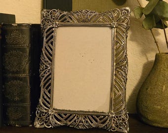 Cadre photo vintage argenté à motif filigrané | Treillis ajouré | Coins fleuris | Décoration ornée 10 x 15 cm