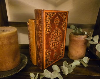 Coffret livre vintage orné d'un médaillon | Motif bordeaux et or | Rangement secret | Fausse boîte à livres doublée de velours | Style Dark Academia