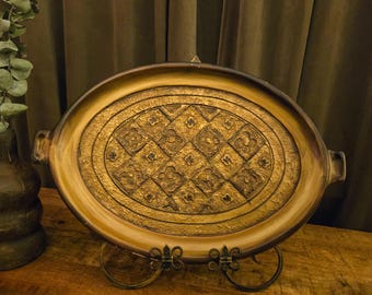 Plateau décoratif ovale vintage | Grille losanges dorée, marron foncé, style maximaliste global