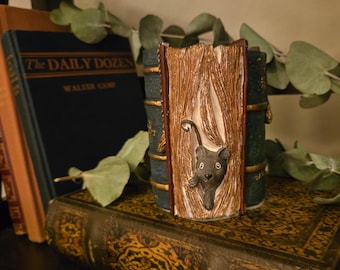 Porte-crayons vintage en forme de pile de livres | Détail souris | Organisateur de bureau de bibliothèque en résine | Style Dark Academia
