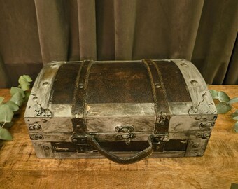 Coffre vintage à couvercle bombé | Bois blanchi et sangles en similicuir | Coffret de rangement miniature | Boîte de rangement cloutée