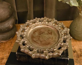 Plat baroque vintage MAC Sculpture | Bordure ajourée en forme de couronne | Design de studio californien | Style maximaliste sombre