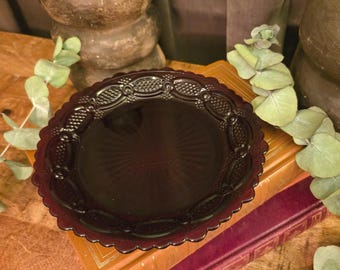 Assiette à salade vintage Avon 1876 Cape Cod en verre rouge rubis | Verre Wheaton | Style maximaliste foncé